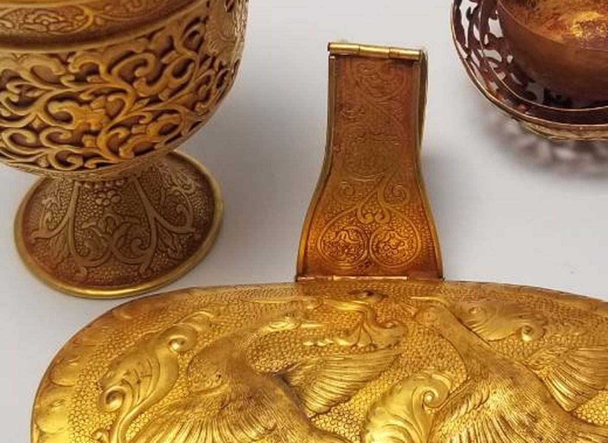 唐 · 金臂鞲 — Tang dynasty imperial gold armguard with chased phoenix and turquoise inlay