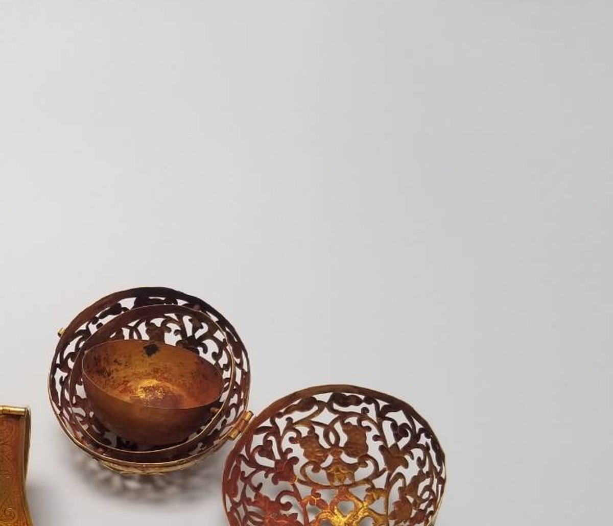 唐 · 鏤空雙軸萬向金香囊 — Tang gimballed pierced-and-gilt gold censer